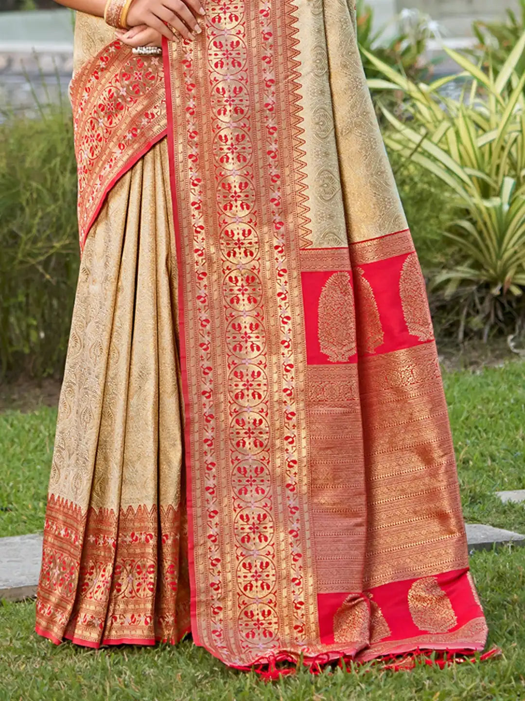 India Silk Presents Red And Off-White Contrast Banarasi Silk Sarees Adorned With Beautiful Weaving Featuring A Striking